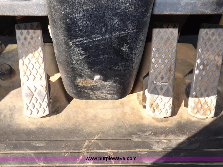 image for item F6417 John Deere 644J loader