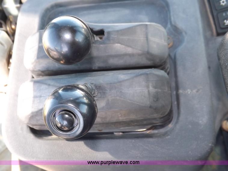 image for item F6417 John Deere 644J loader