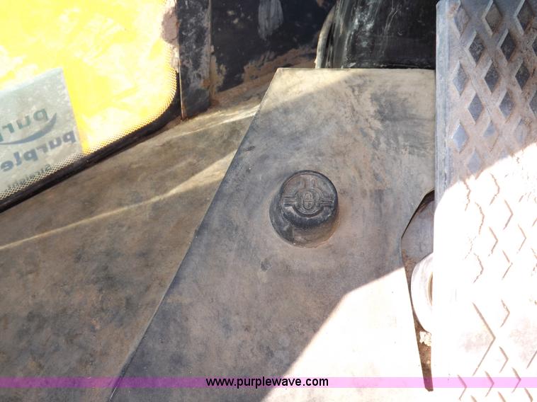 image for item F6417 John Deere 644J loader