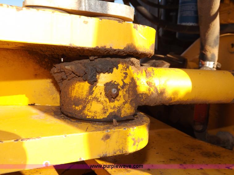 image for item F6417 John Deere 644J loader