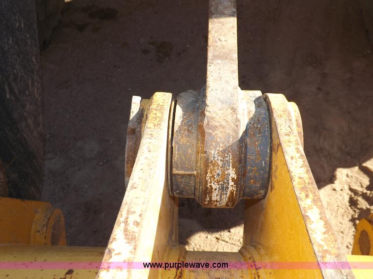 image for item F6417 John Deere 644J loader