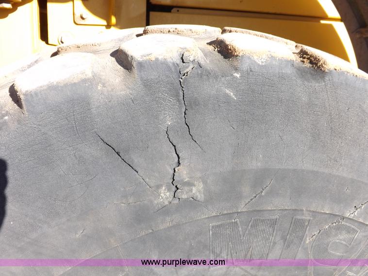 image for item F6417 John Deere 644J loader