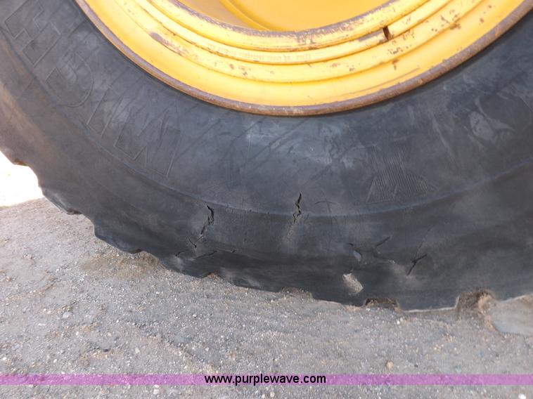 image for item F6417 John Deere 644J loader