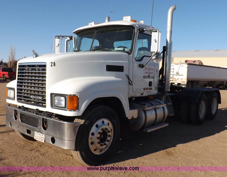image for item F6418 2008 Mack Pinnacle semi truck