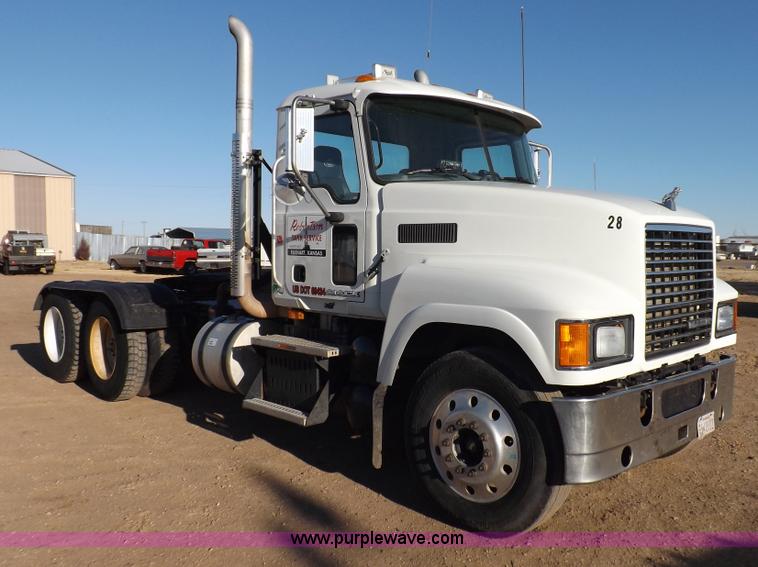 image for item F6418 2008 Mack Pinnacle semi truck