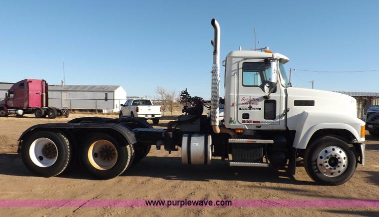 image for item F6418 2008 Mack Pinnacle semi truck