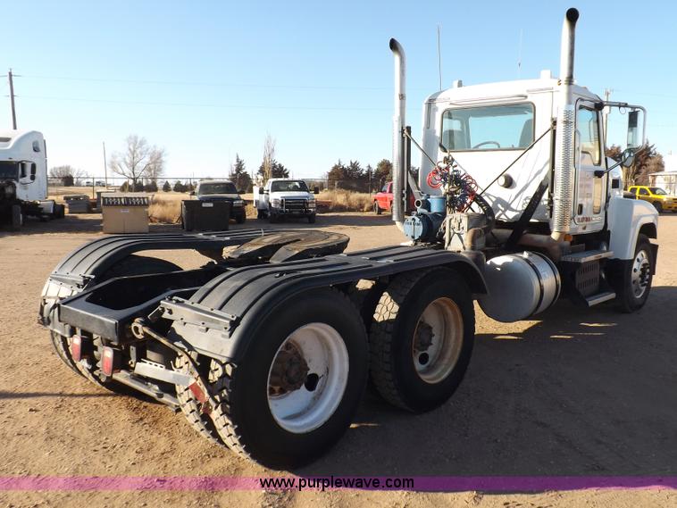 image for item F6418 2008 Mack Pinnacle semi truck