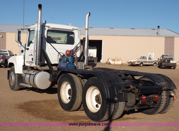 image for item F6418 2008 Mack Pinnacle semi truck