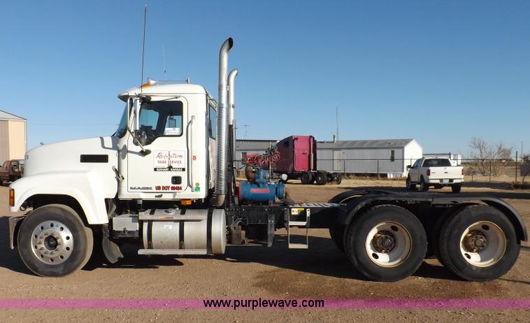 image for item F6418 2008 Mack Pinnacle semi truck