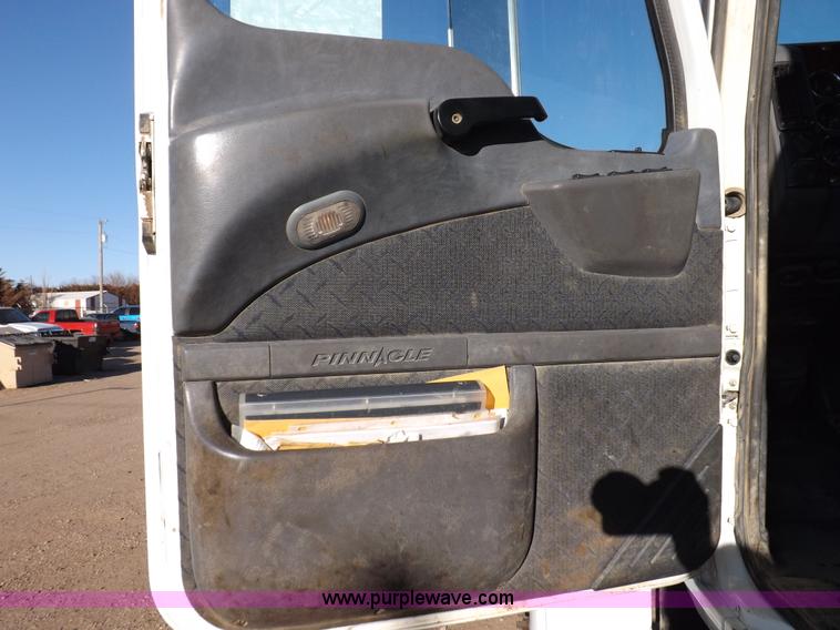 image for item F6418 2008 Mack Pinnacle semi truck