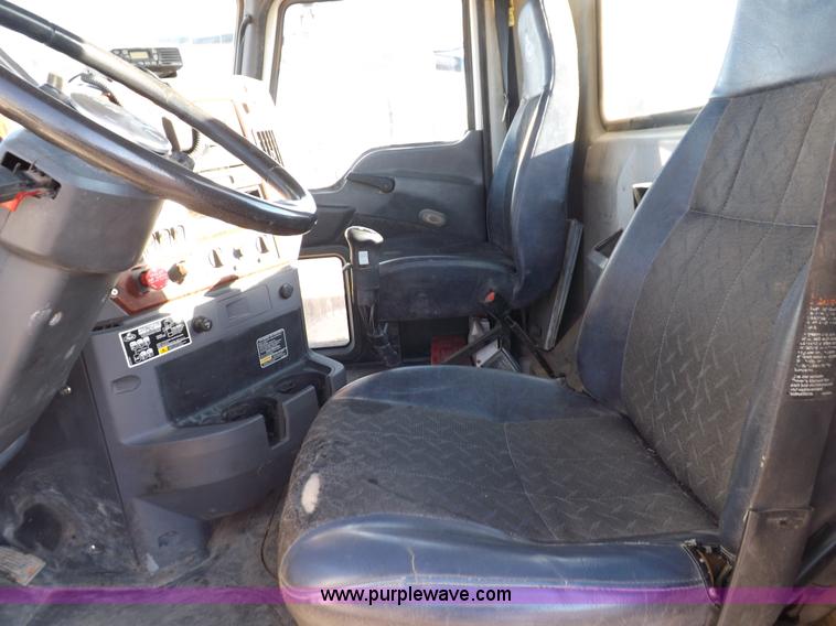 image for item F6418 2008 Mack Pinnacle semi truck