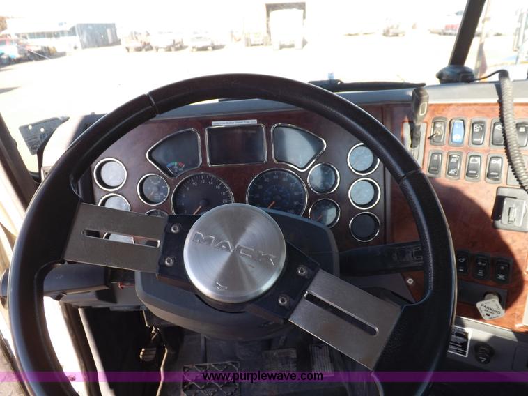 image for item F6418 2008 Mack Pinnacle semi truck