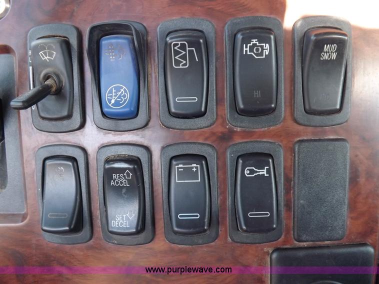 image for item F6418 2008 Mack Pinnacle semi truck