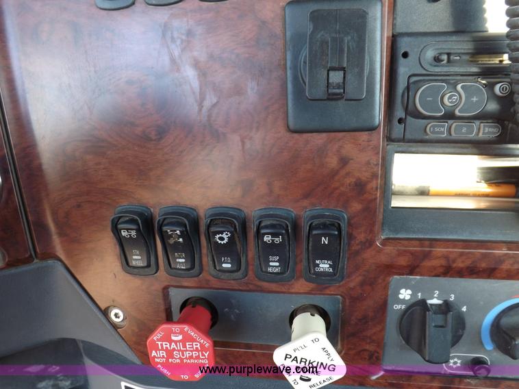 image for item F6418 2008 Mack Pinnacle semi truck