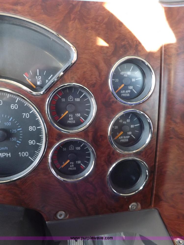 image for item F6418 2008 Mack Pinnacle semi truck