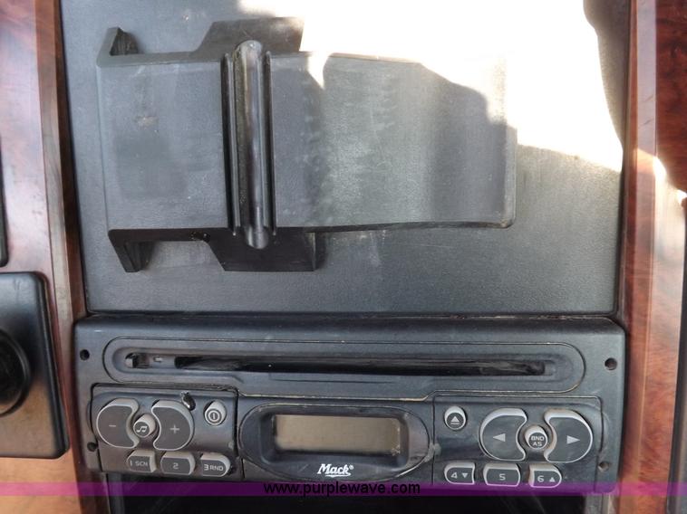 image for item F6418 2008 Mack Pinnacle semi truck