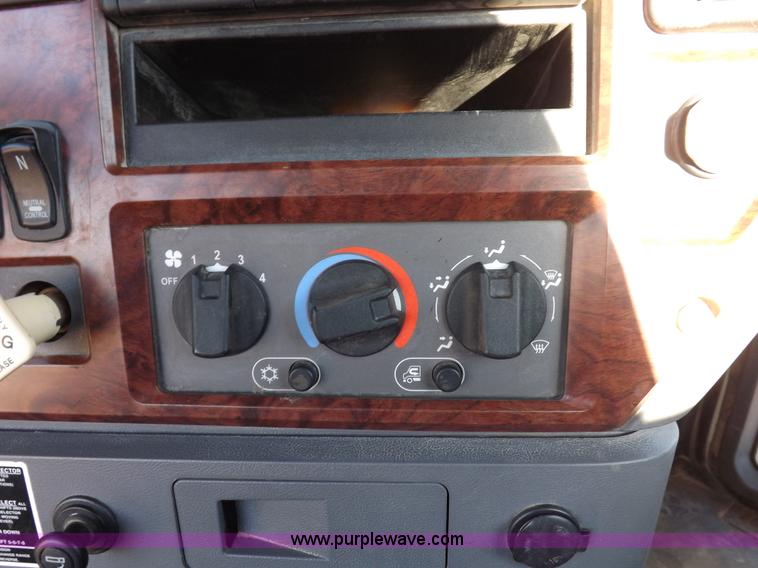 image for item F6418 2008 Mack Pinnacle semi truck