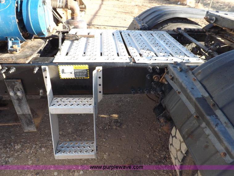 image for item F6418 2008 Mack Pinnacle semi truck