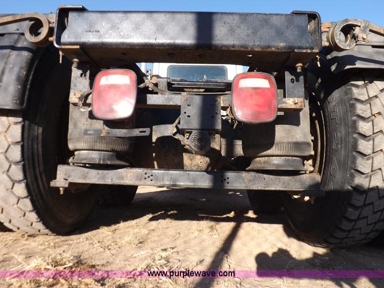 image for item F6418 2008 Mack Pinnacle semi truck