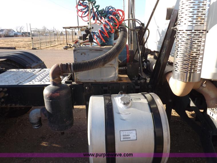 image for item F6418 2008 Mack Pinnacle semi truck