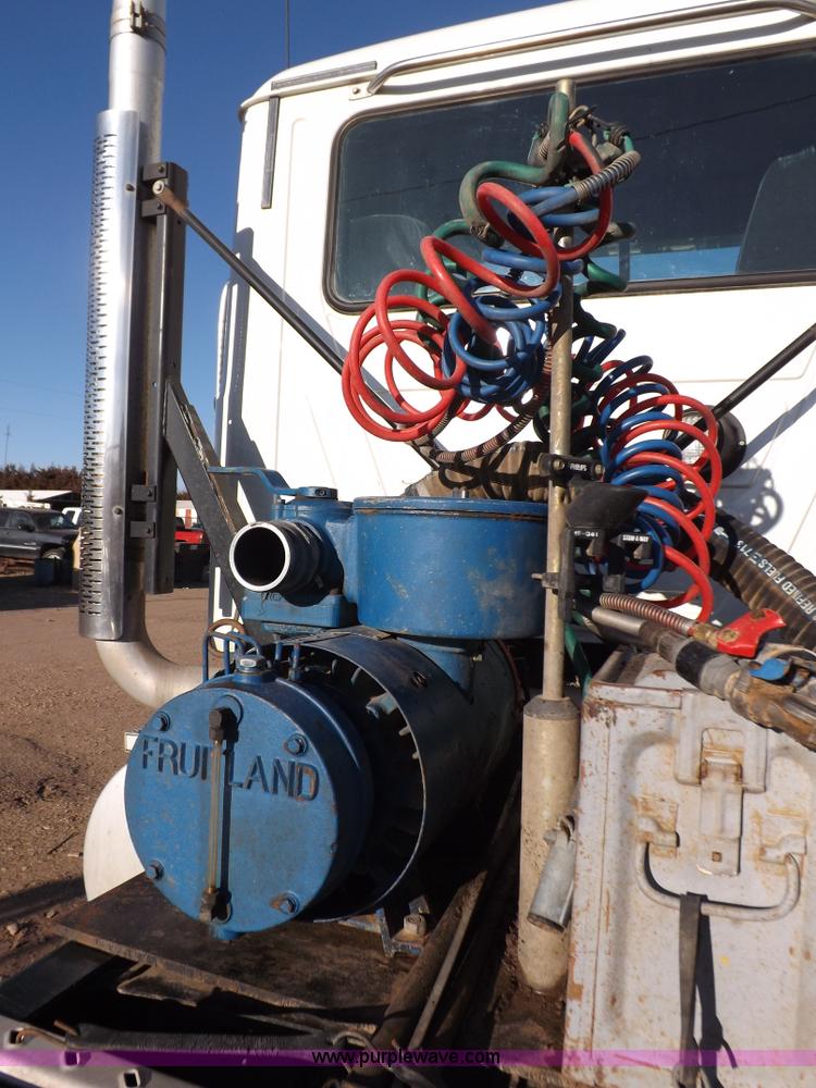 image for item F6418 2008 Mack Pinnacle semi truck