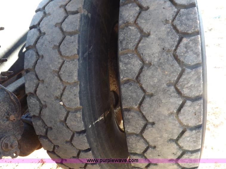 image for item F6418 2008 Mack Pinnacle semi truck