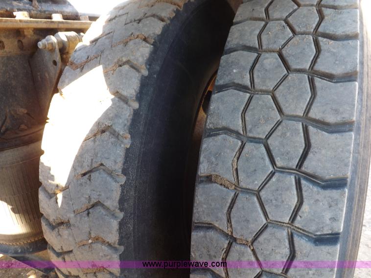 image for item F6418 2008 Mack Pinnacle semi truck