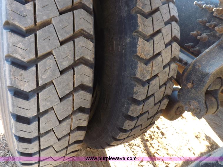 image for item F6418 2008 Mack Pinnacle semi truck