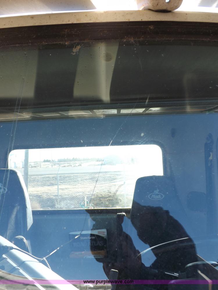 image for item F6418 2008 Mack Pinnacle semi truck