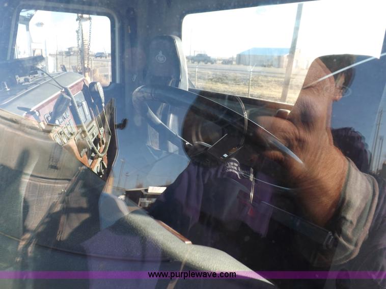 image for item F6418 2008 Mack Pinnacle semi truck