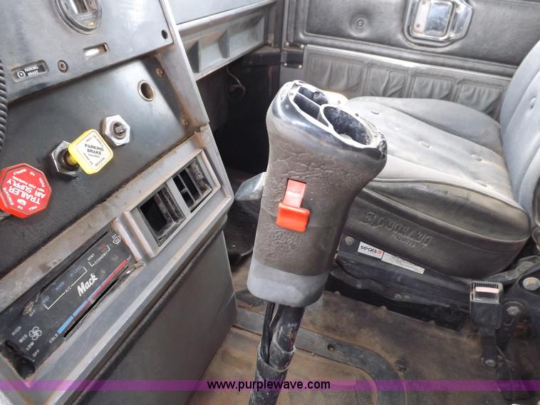 image for item F6419 1992 Mack CH613 dump truck