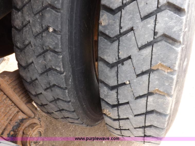 image for item F6419 1992 Mack CH613 dump truck