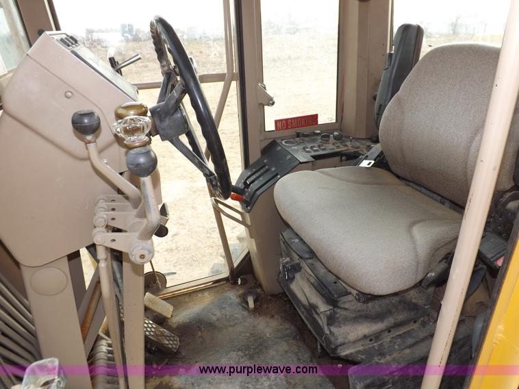 image for item F6420 1998 John Deere 770CH articulated motor grader