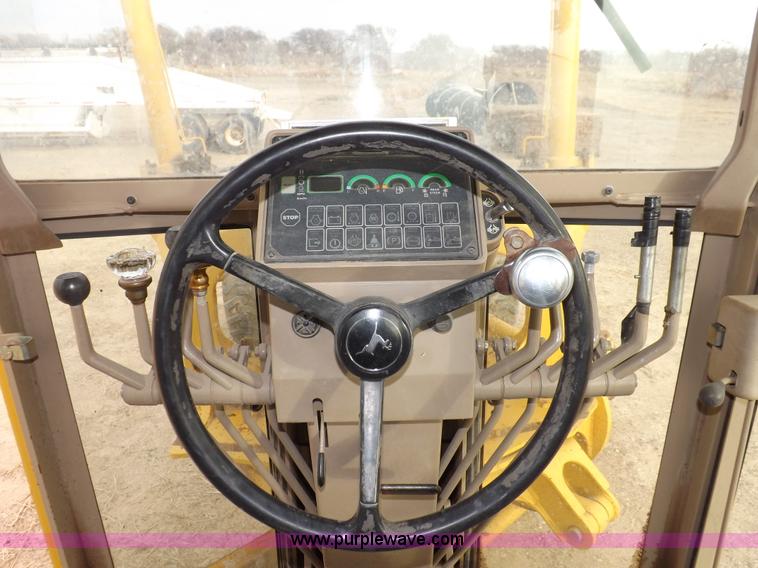 image for item F6420 1998 John Deere 770CH articulated motor grader