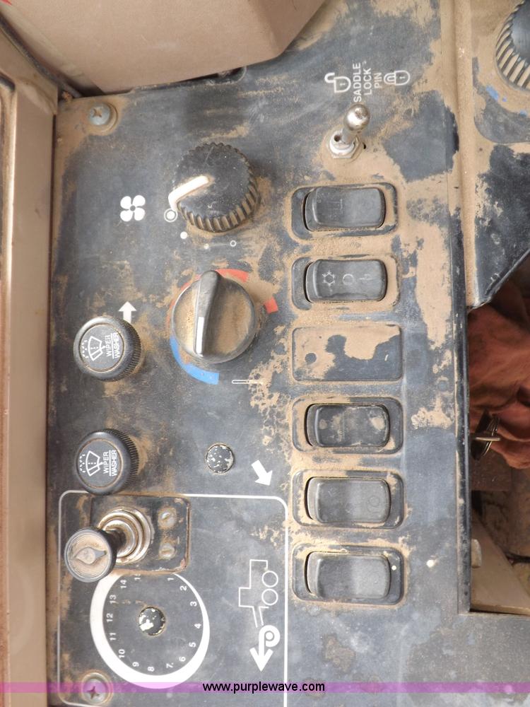 image for item F6420 1998 John Deere 770CH articulated motor grader