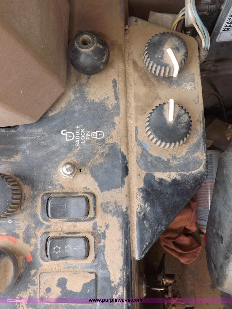 image for item F6420 1998 John Deere 770CH articulated motor grader