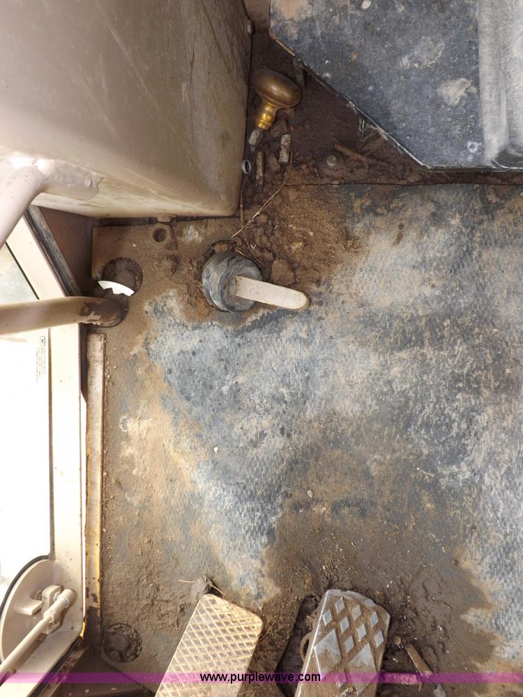 image for item F6420 1998 John Deere 770CH articulated motor grader