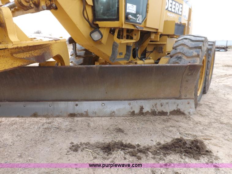 image for item F6420 1998 John Deere 770CH articulated motor grader