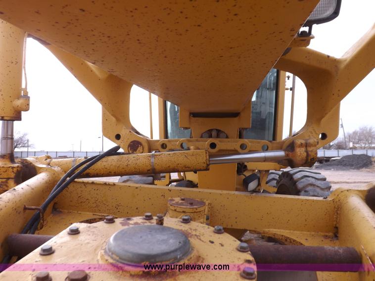 image for item F6420 1998 John Deere 770CH articulated motor grader