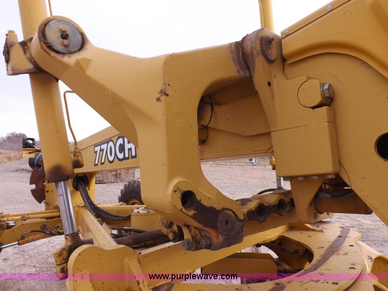 image for item F6420 1998 John Deere 770CH articulated motor grader
