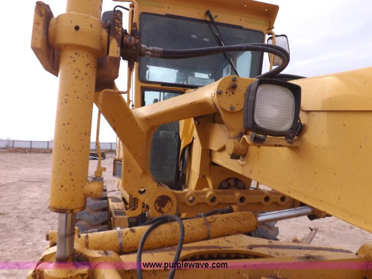 image for item F6420 1998 John Deere 770CH articulated motor grader