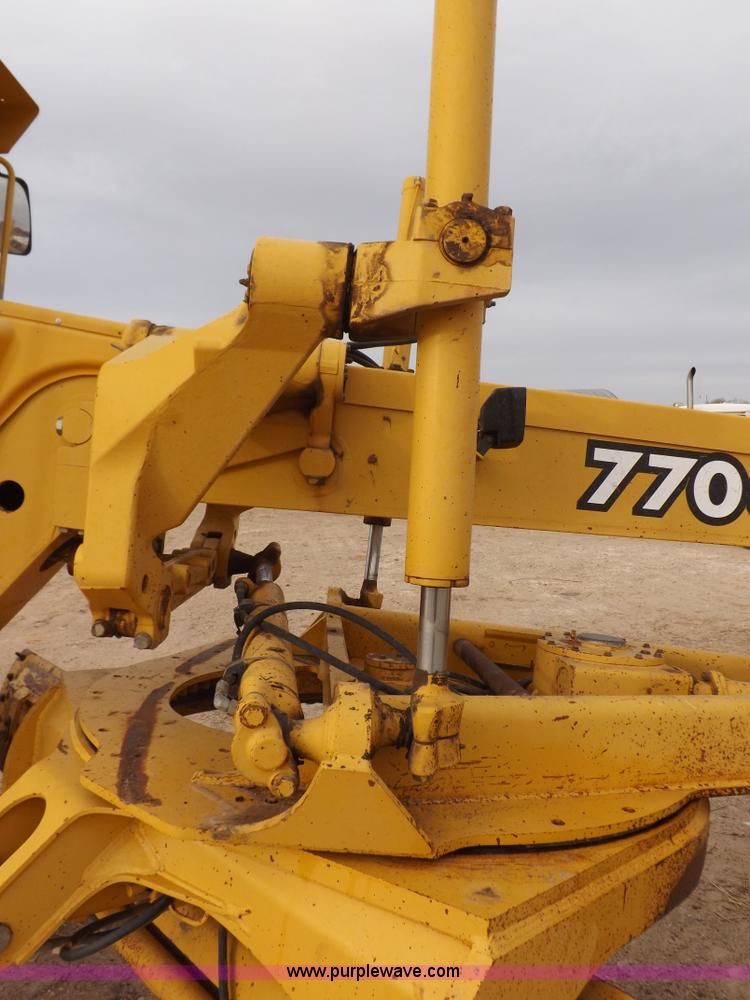image for item F6420 1998 John Deere 770CH articulated motor grader