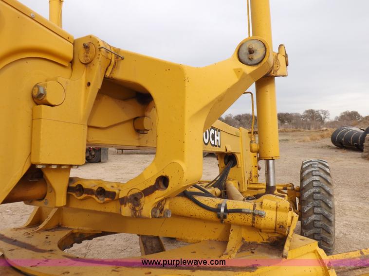 image for item F6420 1998 John Deere 770CH articulated motor grader