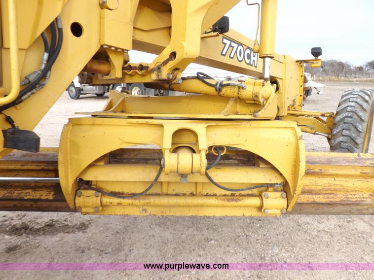 image for item F6420 1998 John Deere 770CH articulated motor grader