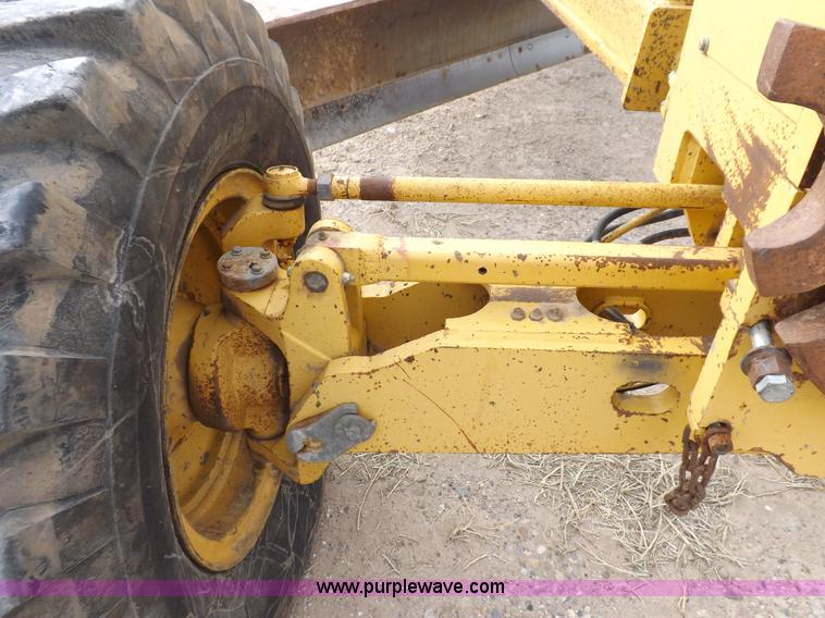 image for item F6420 1998 John Deere 770CH articulated motor grader