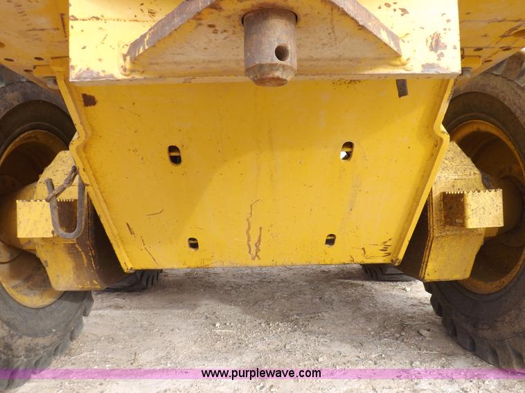 image for item F6420 1998 John Deere 770CH articulated motor grader