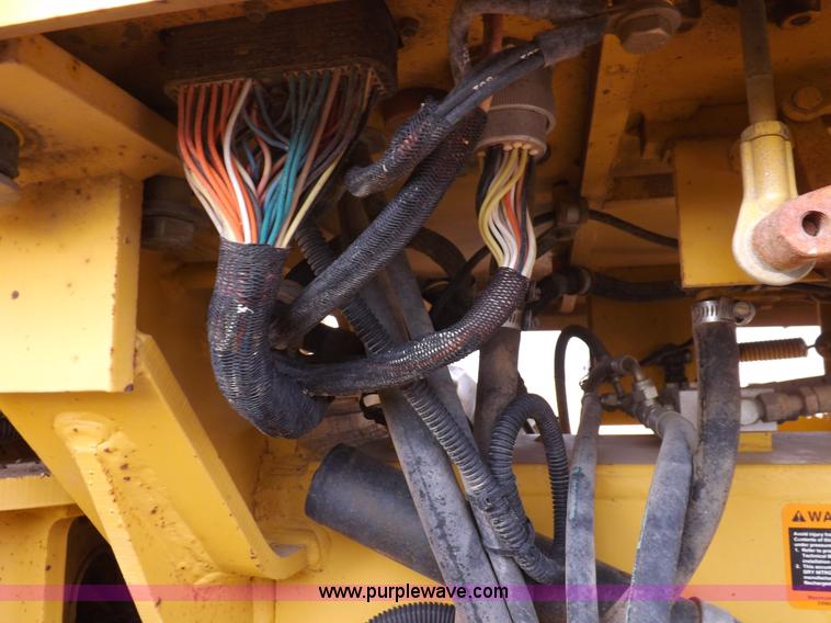 image for item F6420 1998 John Deere 770CH articulated motor grader