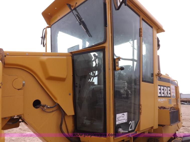 image for item F6420 1998 John Deere 770CH articulated motor grader