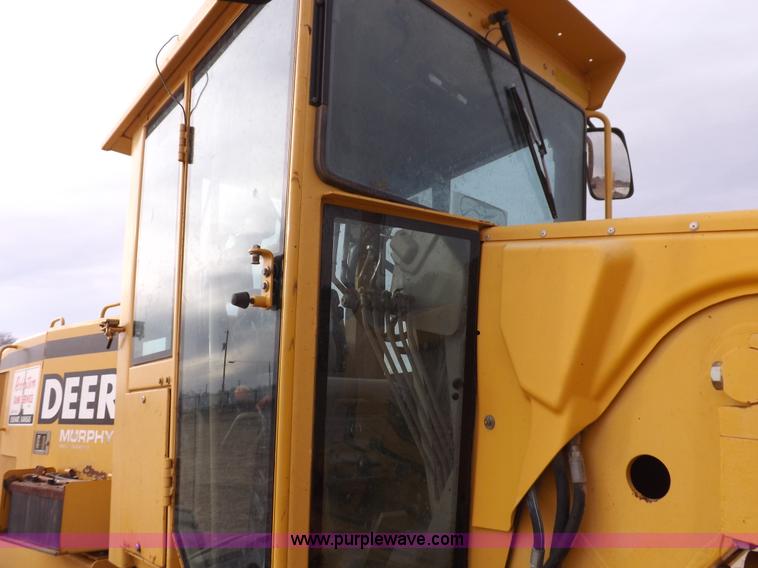 image for item F6420 1998 John Deere 770CH articulated motor grader