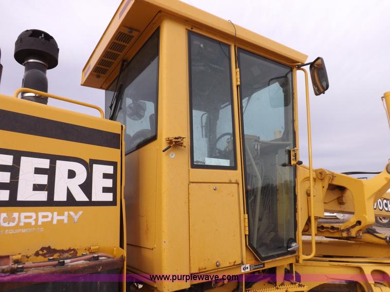 image for item F6420 1998 John Deere 770CH articulated motor grader